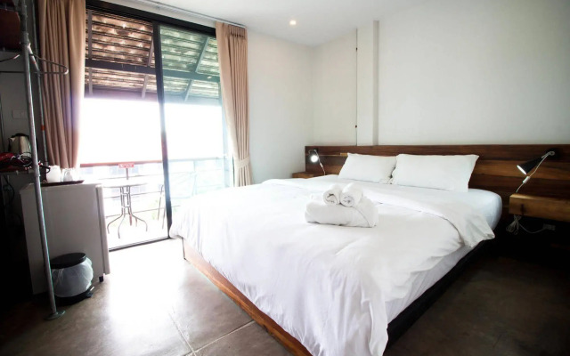 The Arak Bed Bar and Hostel