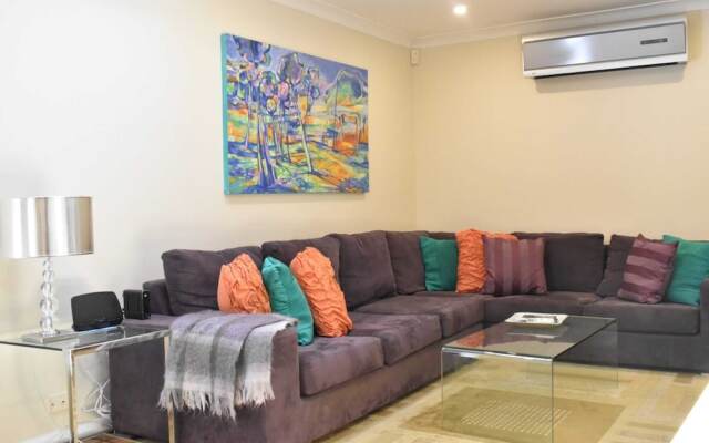 Modern 2 Bedroom Unit Close to CBD