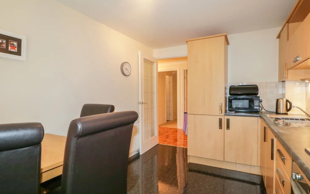 7 Riverside Gardens