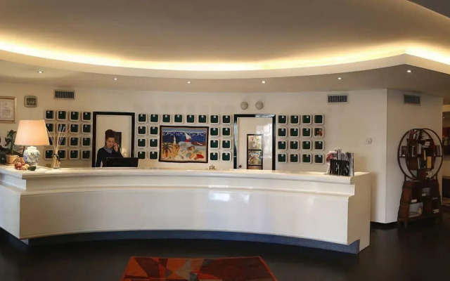 International Hotel & Suite