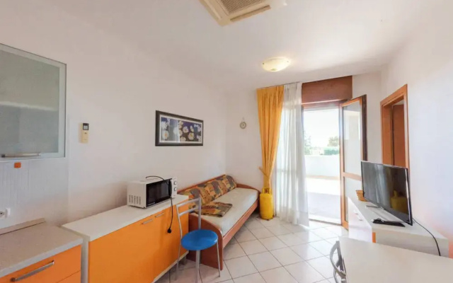 Beachfront Colourful Flat With Swimming Pool