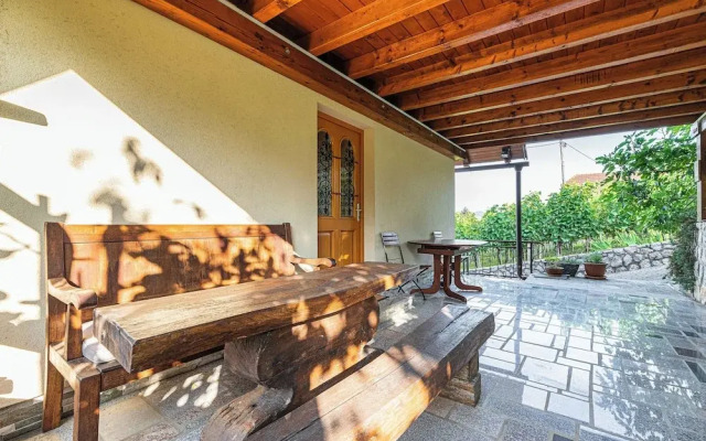 Vineyard Cottage Pyramid