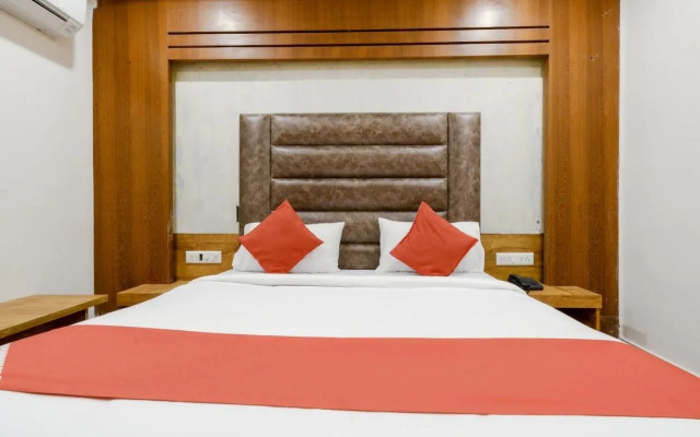 OYO 70998 Hotel Safari Inn