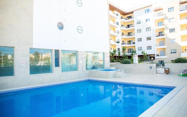 B05 - Lux & Pool Central Apartment
