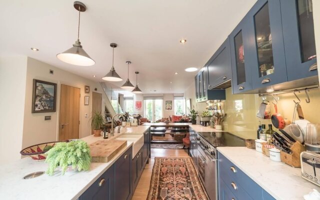 Cosy And Beautiful 4br House
