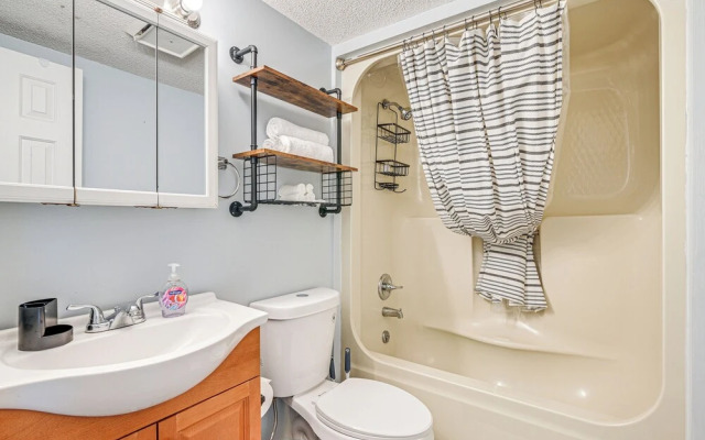 2 Mi to Surfside Beach: Coastal Escape w/ Balcony!