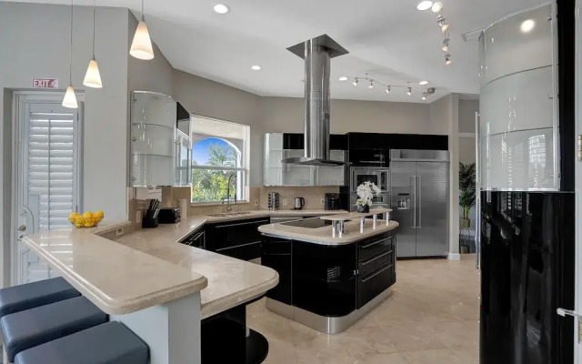 Lavish 8 Br Estate with Pool & Courts