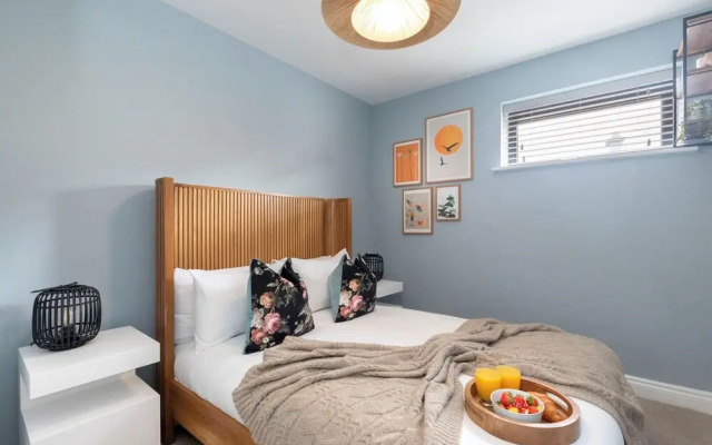 Beautiful 2 Bedroom Apartment With Parking in The Docks