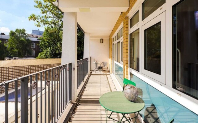 Beautiful & Vibrant 2BD Home w/ Balcony - Hackney!