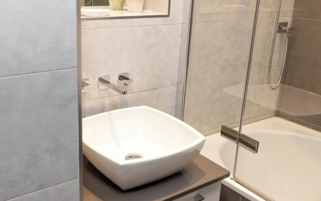 JOIVY Ultra Luxe 3BR home near Princes St