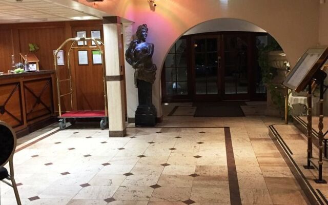 The Royal Chace Hotel