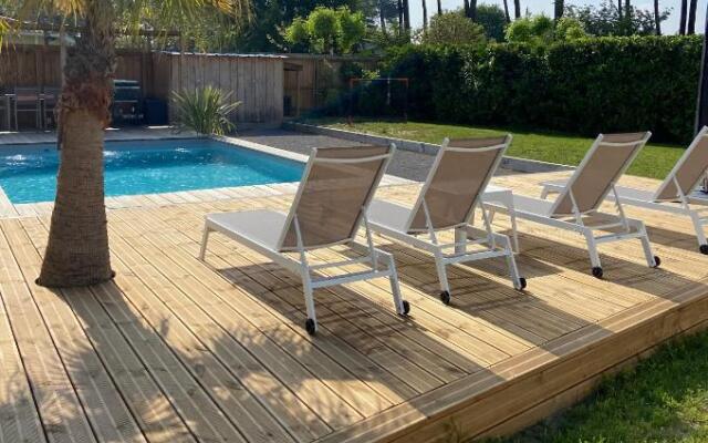 Maison avec sa grande terrasse ensoleillée