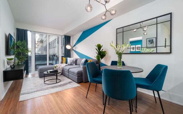 Peter St - Downtown Suite with Balcony