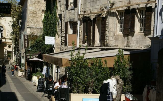 A hidden paradise in the beautiful surroundings of Saint-Remy-de-Provence!