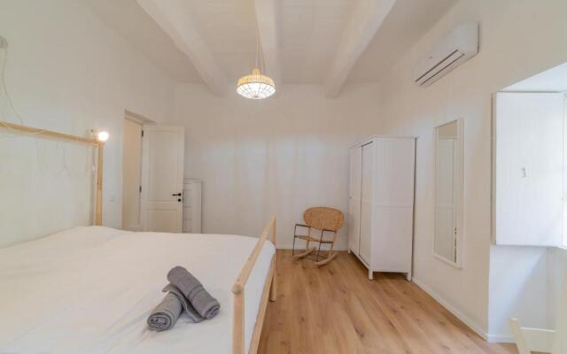 AF 1 - Modern 1BR duplex