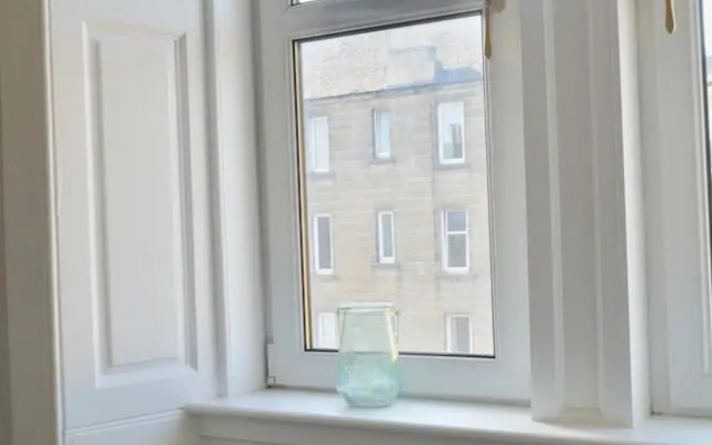 Lovely One Bedroom Flat by the Shore