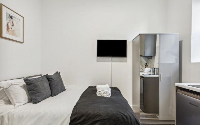 STH Sutherland Avenue Apartment