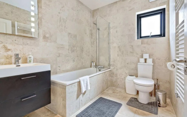 Stylish and Bright 3 Bedroom Duplex in North London