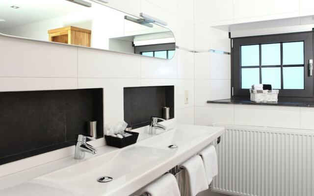 Quaint Holiday Home With Fenced Garden in Epen