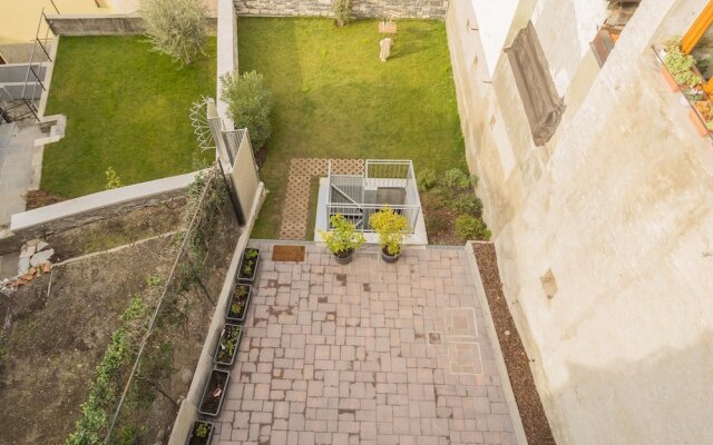 Pozzo Vertical Apartment With Garden and Parking