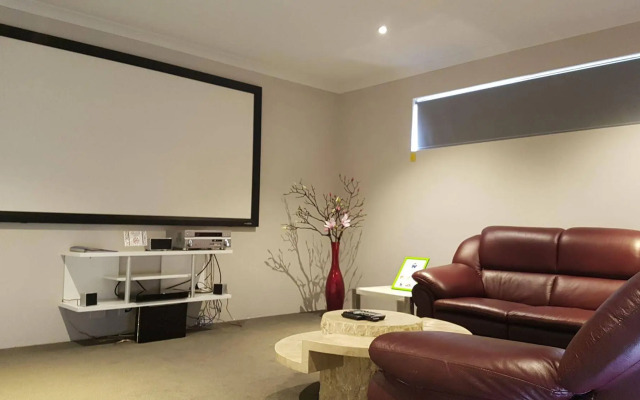 Rainbow Dream House PERTH Holiday Home