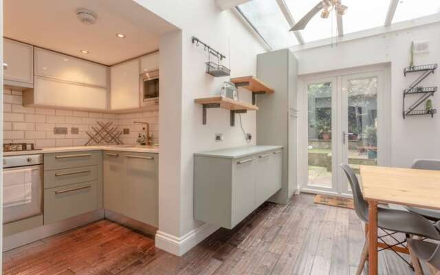 Stylish 2 Bedroom Flat With Large Garden