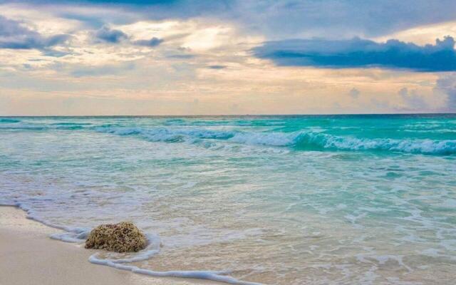 Chic-Modern Apt w/Pool, Garden, Parking & 3 Bikes