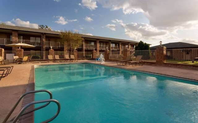 Super 8 by Wyndham Universal City