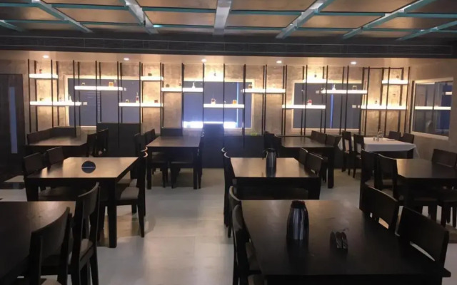 Hotel Aarunya Royale