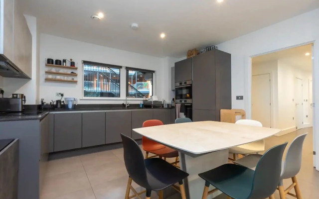 Modern Family Friendly 2 Bedroom Flat in Hackney Wick
