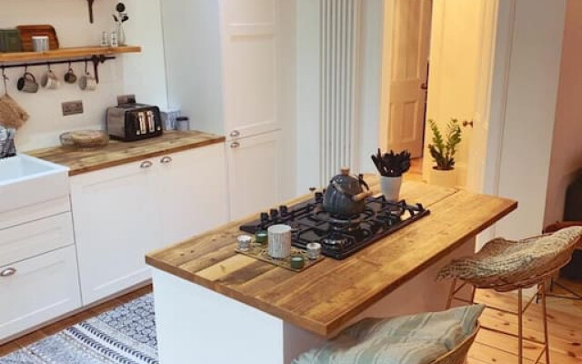 Oakshaw Apartment - Elegant Rustic Apartment in City Centre