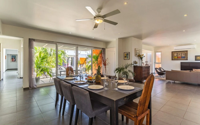 Stunning Modern Home, Near Beaches Full AC