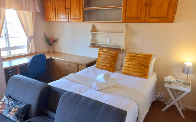 Cozy Strand Beach Getaway - Studio Apartment