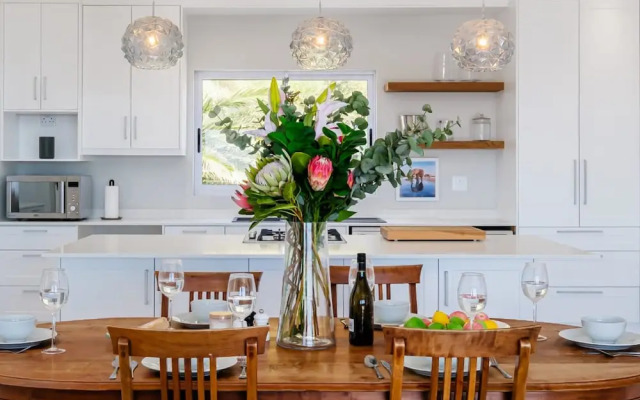 Elegant Apartment w Ocean Views Quenera Apartment