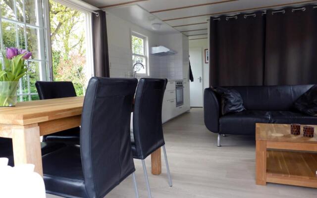 Tiny house Appelvinkje, huisje met bedstee in bosrijke omgeving