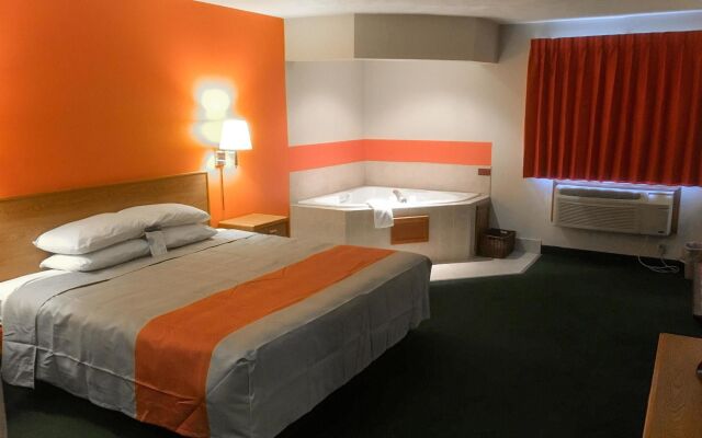 Motel 6 Saukville, WI