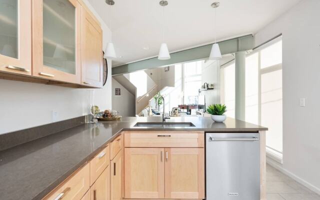 Upscale 3BR Penthouse by CozySuites