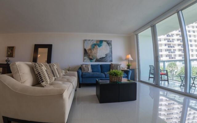 Tides Hollywood Apartments
