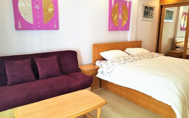 Spacious 3rd Floor Studio at Baan Suan Lalana