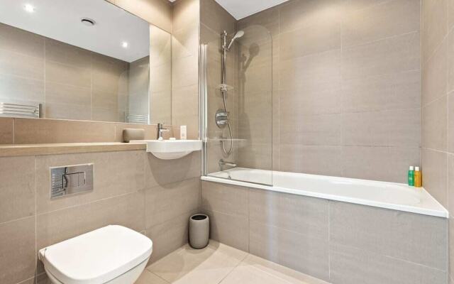 Modern 1bed W/balcony in Bromley, 7mins to Tube