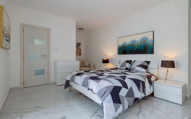 Fabulous Penthouse Close to St George's Bay