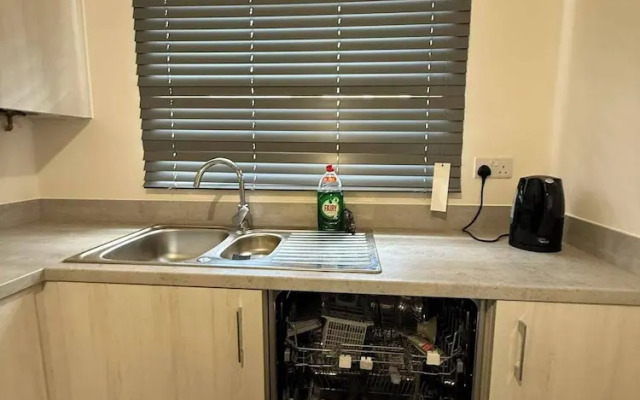 Central 2 Bed Home - Parking, Ev Point, Garden