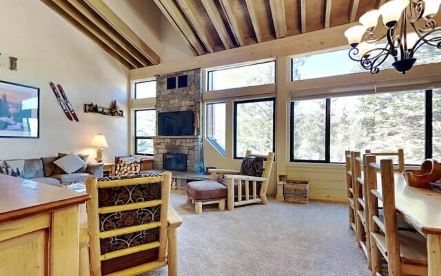 Slopeside Four Bedroom Homes at 1849 Condos - Free Wifi & Parking!