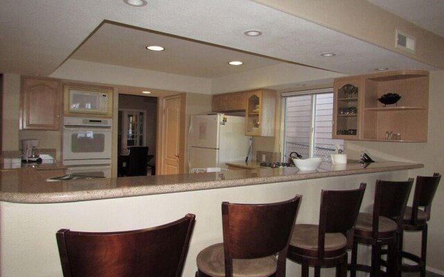 032 - Lakefront Village Escape