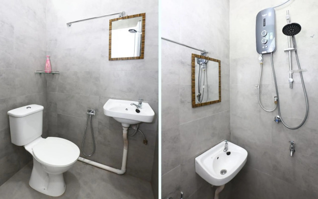 Super OYO 89678 Ady Hotel