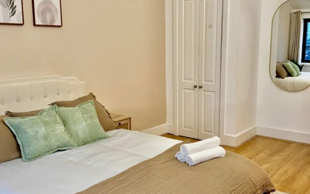 Stylish 1 bed Apartment - Sleeps 4 & Free Parking