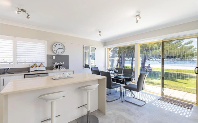 Sandy Beach House - Corlette Waterfront