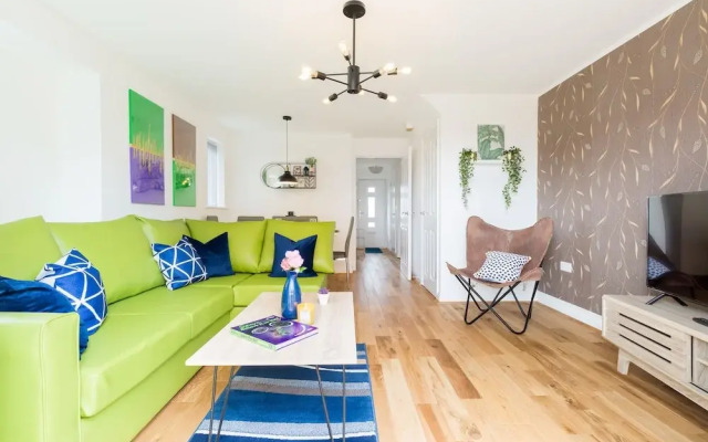 Sherlock Modern Home by Svelte Living