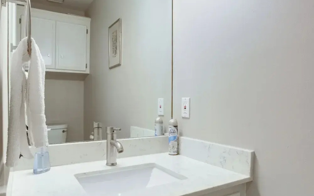 Near Nrg! Cozy + Private Houston Home w/ Garden