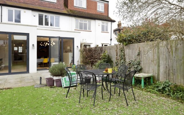 Wonderful Family Home With Garden Near Twickenham by Underthedoormat